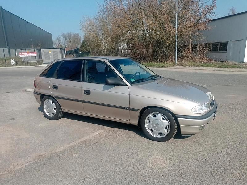 Gebraucht Opel Astra 75 PS (55 kW) 1997 Gold Limousine