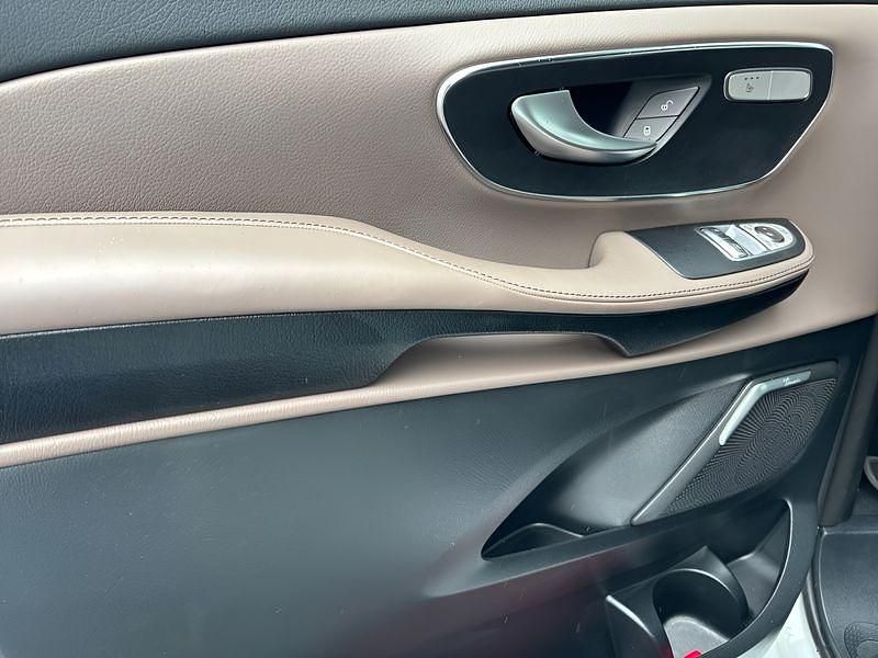 Gebraucht Mercedes V300 237 PS (174 kW) 2024 Weiß Van / Kleinbus