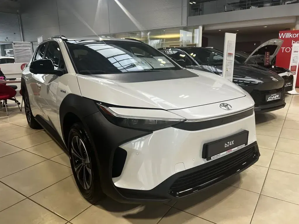 Gebraucht Toyota bZ4X Comfort 150 kW (204 PS) 2023 Platinumweiß perleffekt SUV