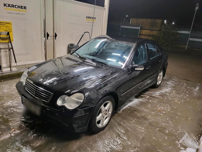 Schwarz Gebraucht 2001 Mercedes C200 Avantgarde Limousine | 3.450 € - Bild 1/4