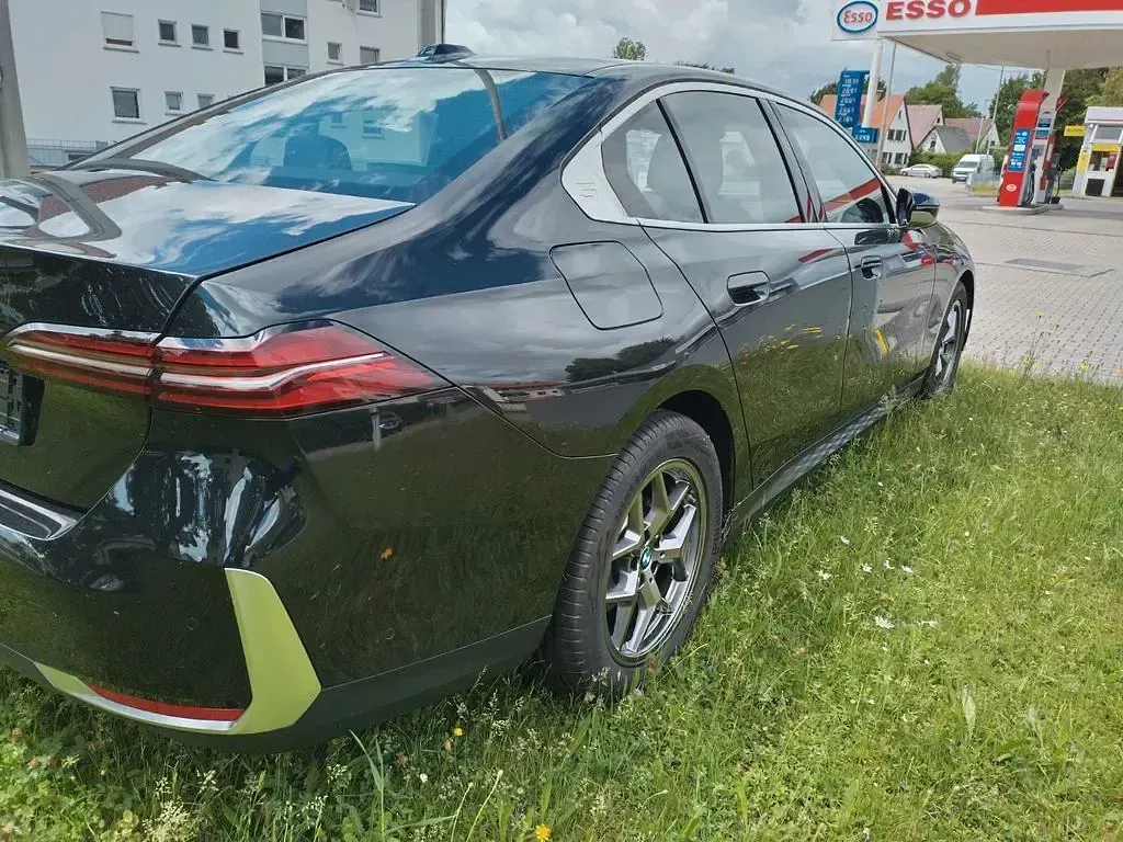 Gebraucht BMW 520 190 PS (139 kW) 2024 Schwarz Limousine