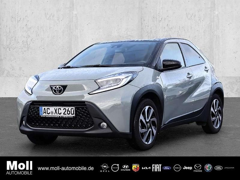 Urban khaki (6x3)/ black mica (209) (gra (metallic) Gebraucht 2024 Toyota Aygo X Pulse SUV | 14.980 € (Guter Preis) - Bild 1/4