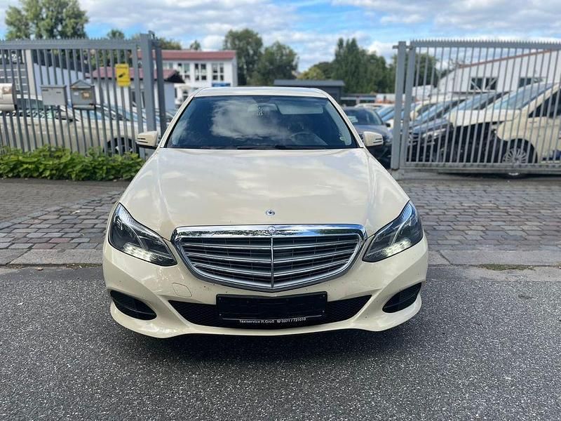 Beige Gebraucht 2016 Mercedes E200 Limousine | 5.200 € - Bild 1/4
