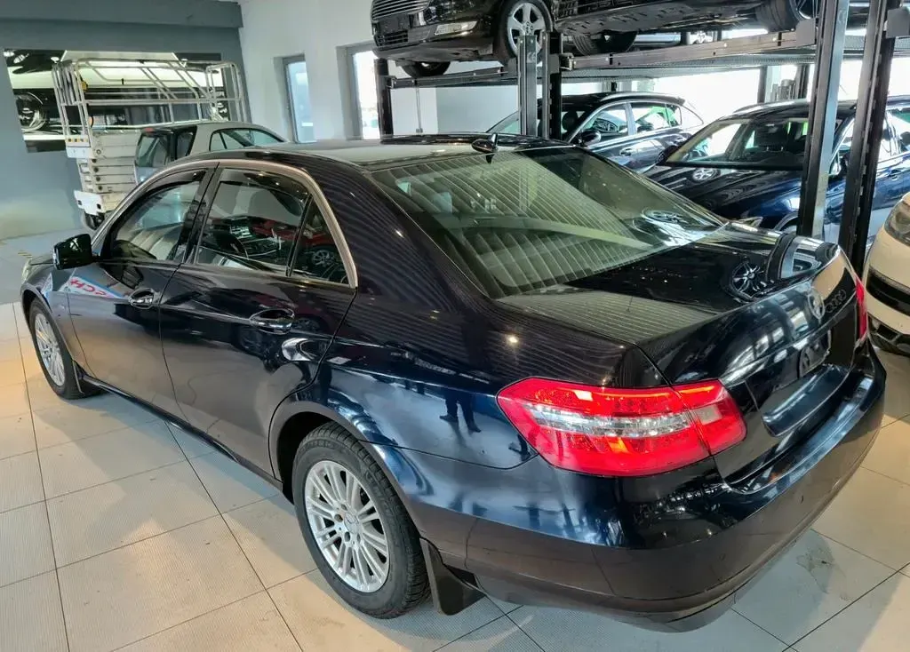 Usado Mercedes E220 Elegance 170 CV (125 kW) 2010 Azul Berlina