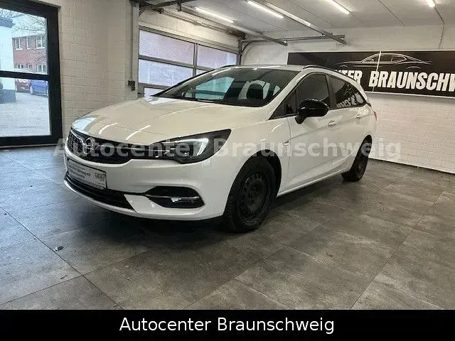 Używany Opel Astra Selection 105 KM (77 kW) 2021 Biały Kombi
