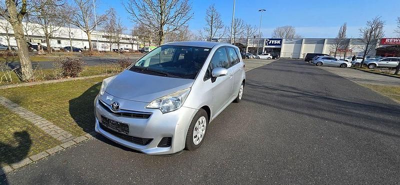 Gebraucht Toyota Verso-S Cool 99 PS (72 kW) 2014 Silber Van / Kleinbus