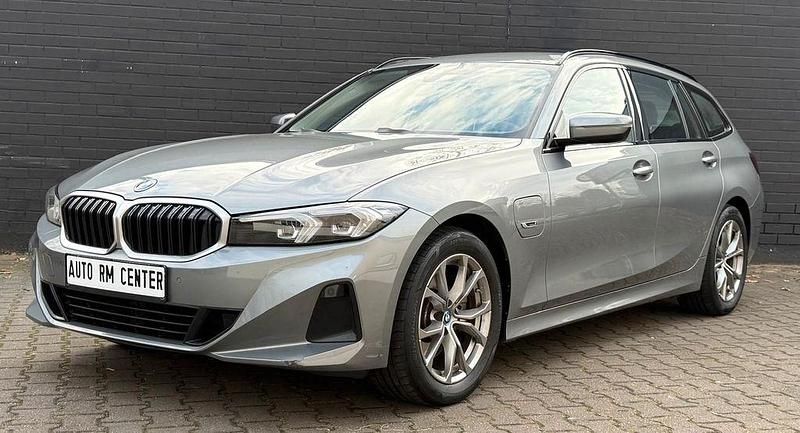 Grau Gebraucht 2022 BMW 330e Sport Line Kombi | 23.200 € (Fairer Preis) - Bild 1/4