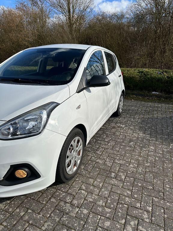Gebraucht Hyundai i10 67 PS (49 kW) 2016 Silber Kleinwagen