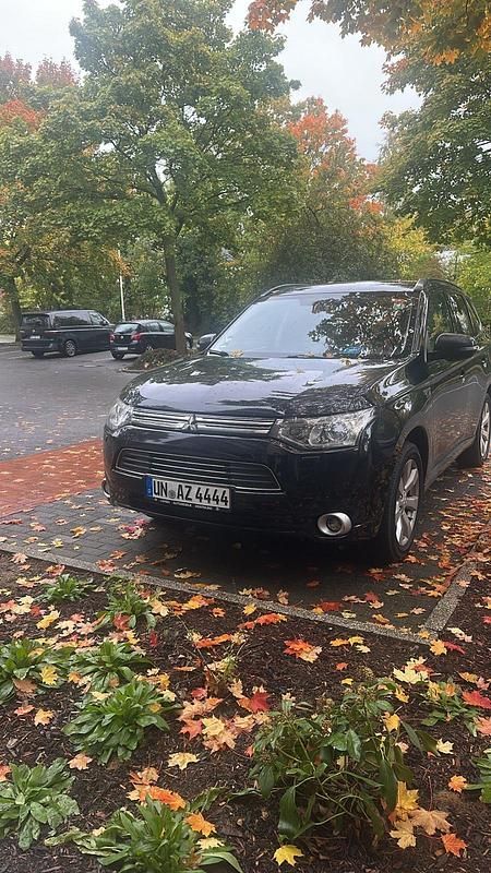 Schwarz Gebraucht 2014 Mitsubishi Outlander P-HEV SUV | 10.500 € - Bild 1/4