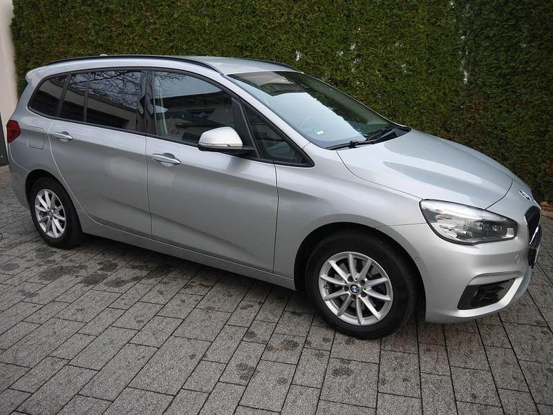 Silber Gebraucht 2016 BMW 218 Gran Tourer Advantage Van / Kleinbus | 14.650 € (Fairer Preis) - Bild 1/4