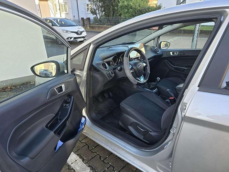 Gebraucht Ford Fiesta Trend 101 PS (74 kW) 2015 Silber Limousine