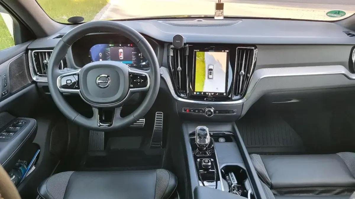 Gebraucht Volvo V60 Plus 197 PS (144 kW) 2024 Schwarz Kombi