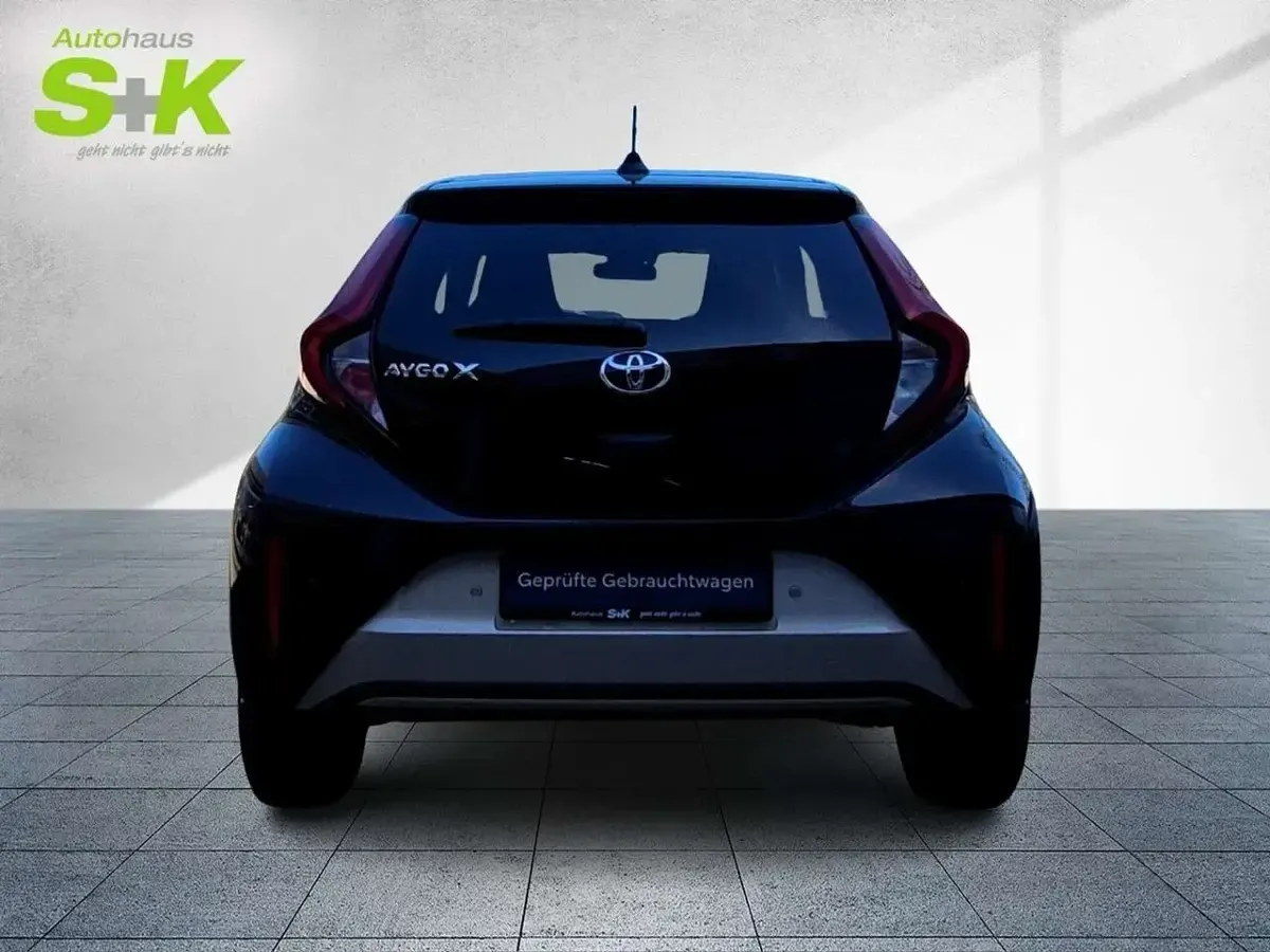 Gebraucht Toyota Aygo X Style 72 PS (52 kW) 2023 Ginger beige / night sky black (beige) SUV