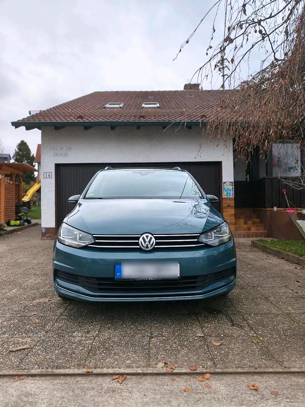 Blau Gebraucht 2019 VW Touran IQ Drive Van / Kleinbus | 19.800 € (Teuer) - Bild 1/4