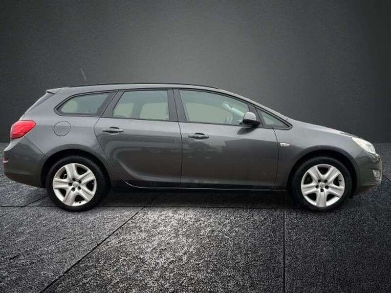 Gebraucht Opel Astra Edition 160 PS (117 kW) 2011 Grau Kombi