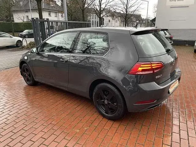 Gebraucht VW Golf VII Trendline 86 PS (63 kW) 2018 Grau Limousine