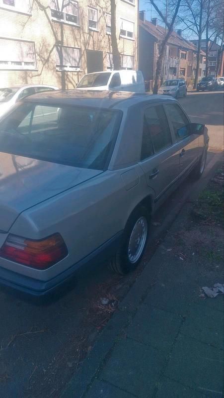 Gebraucht Mercedes E230 131 PS (96 kW) 1986 Grau Limousine