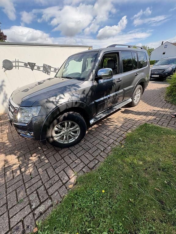Grau Gebraucht 2017 Mitsubishi Pajero Plus SUV | 23.900 € - Bild 1/4