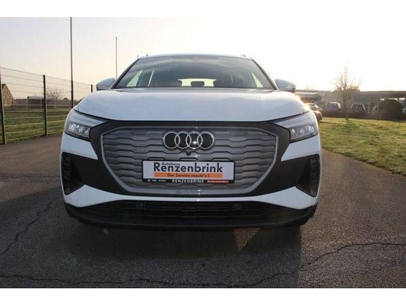 Gebraucht Audi e-tron Basis 194 kW (265 PS) 2023 Gletscherweiß metallic SUV