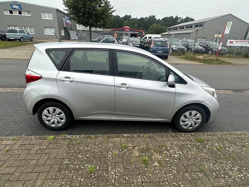 Gebraucht Toyota Verso-S Life 90 PS (66 kW) 2011 Grau Van / Kleinbus