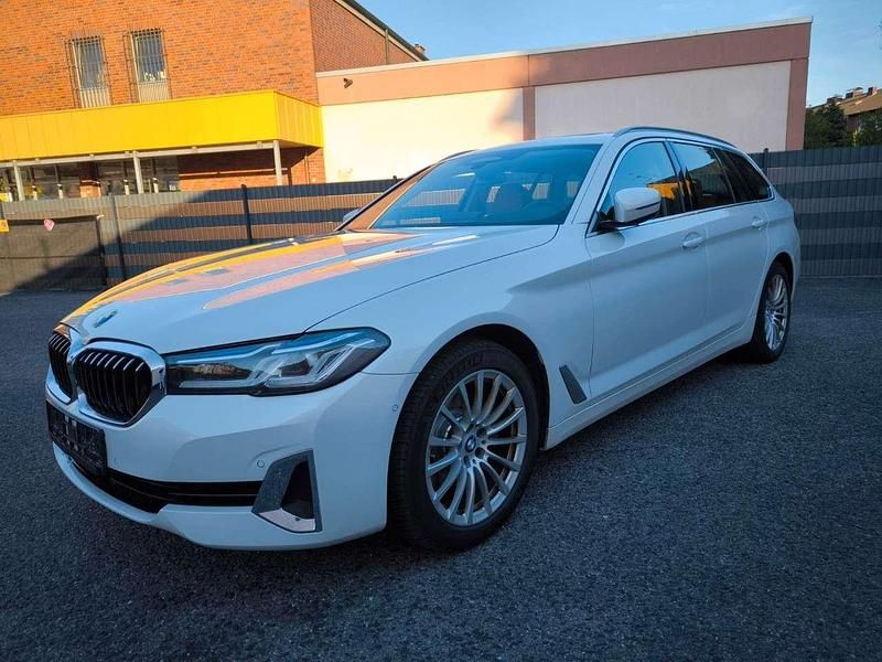 Mineralweiss metallic Gebraucht 2021 BMW 520 Luxury Line Kombi | 20.999 € (Fairer Preis) - Bild 1/4