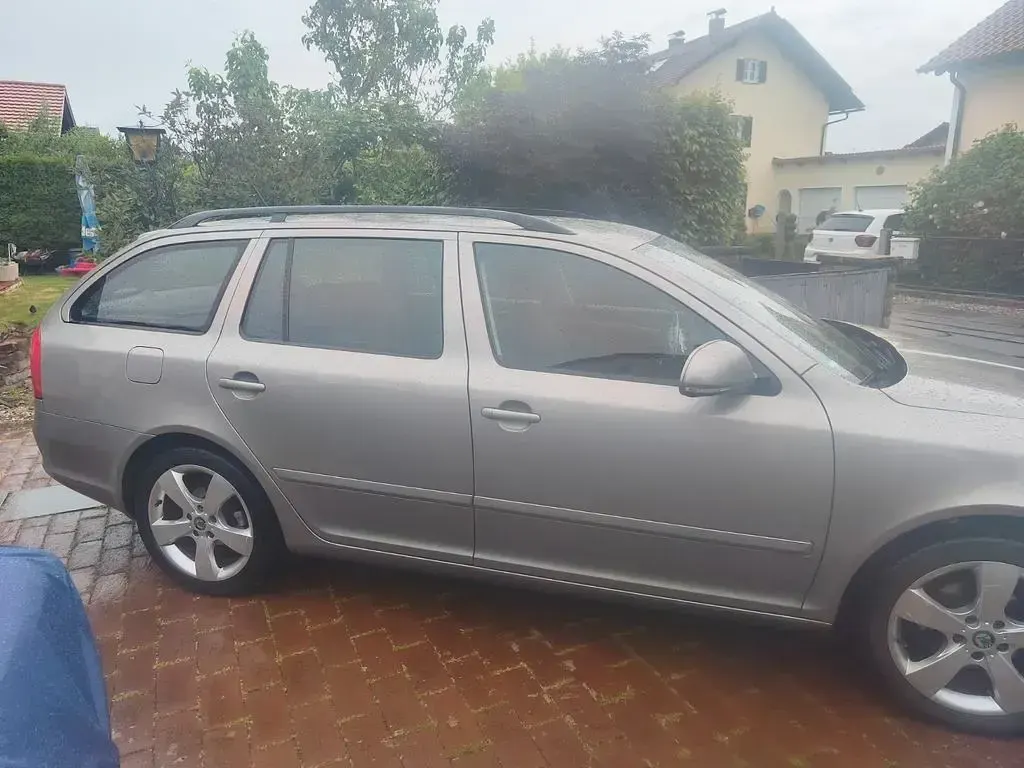 Używany Skoda Octavia Elegance 105 KM (77 kW) 2010 Beżowy Kombi