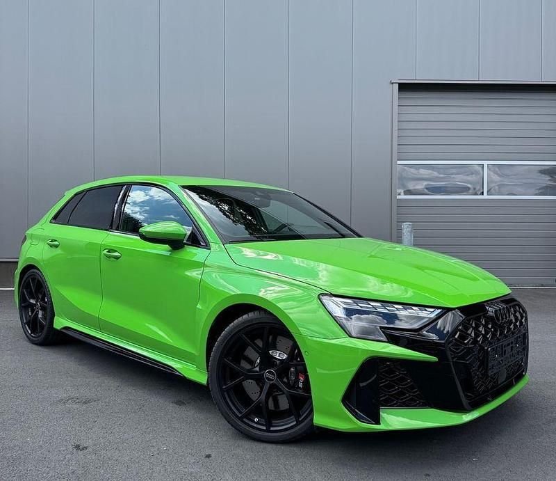 Grün Neu 2025 Audi RS3 Sportback Sport Kleinwagen | 58.999 € - Bild 1/4