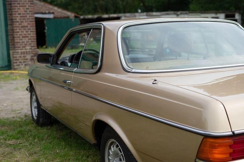 Gebraucht Mercedes 230 136 PS (100 kW) 1981 Gold Coupé