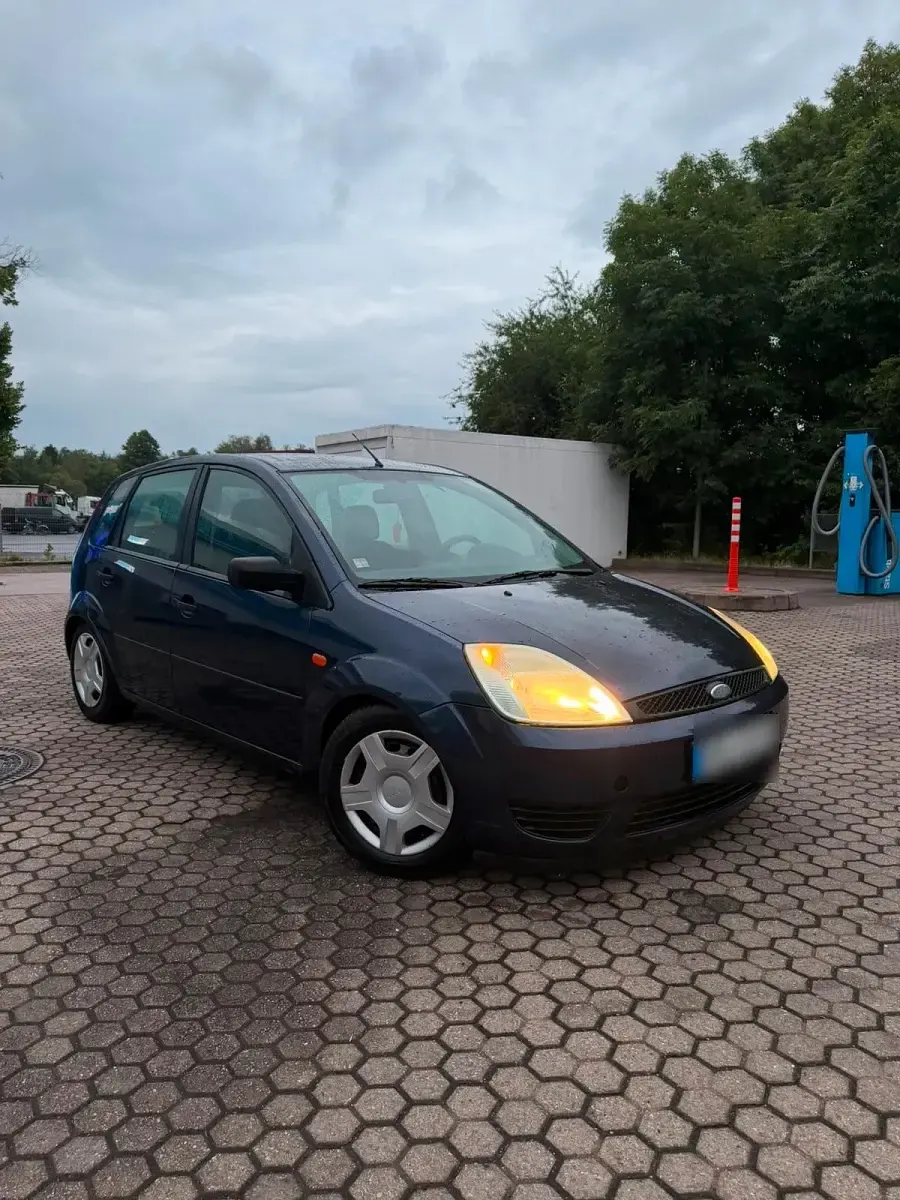 Gebraucht Ford Fiesta 70 PS (51 kW) 2004 Blau Kleinwagen