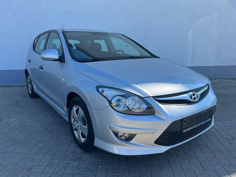 Silber Gebraucht 2011 Hyundai i30 Style Limousine | 1.850 € (Fairer Preis) - Bild 1/4