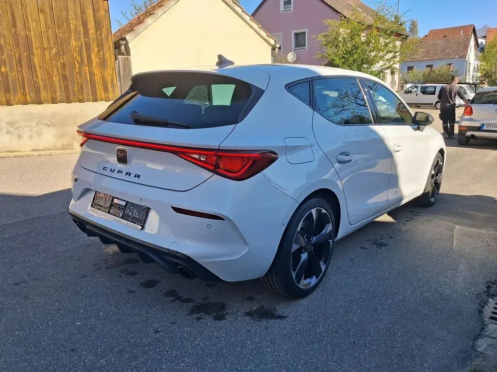 Second-hand Cupra Leon 245 CP (180 kW) 2023 Alb Berlinǎ