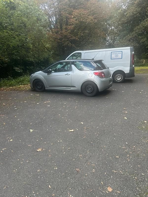 Grau Gebraucht 2010 Citroën DS3 Coupé | 4.900 € (Guter Preis) - Bild 1/4