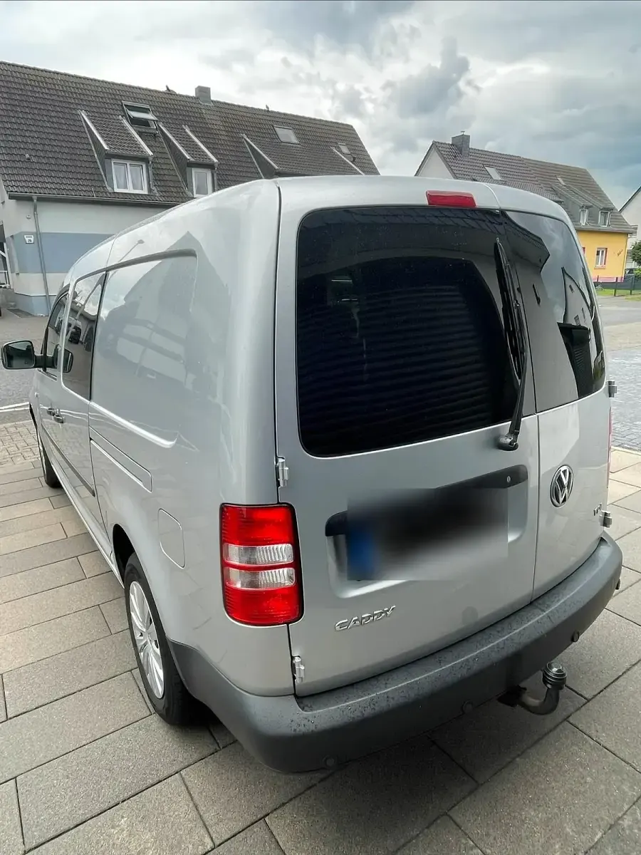Gebraucht VW Caddy Maxi 102 PS (75 kW) 2011 Silber Van / Kleinbus