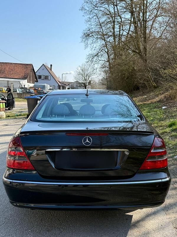 Second-hand Mercedes E270 177 CP (130 kW) 2004 Negru Berlinǎ