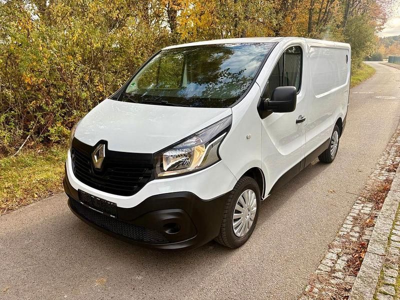 Weiß Gebraucht 2015 Renault Trafic Komfort Van | 10.999 € (Etwas zu teuer) - Bild 1/4