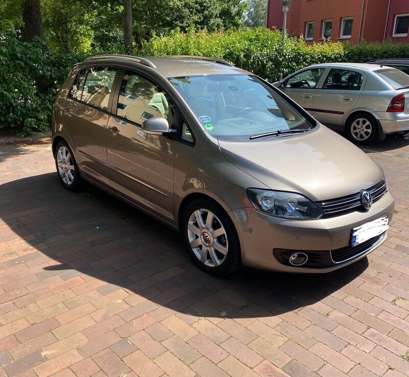 Braun Gebraucht 2011 VW Golf Plus Comfortline Van / Kleinbus | 10.999 € (Teuer) - Bild 1/4