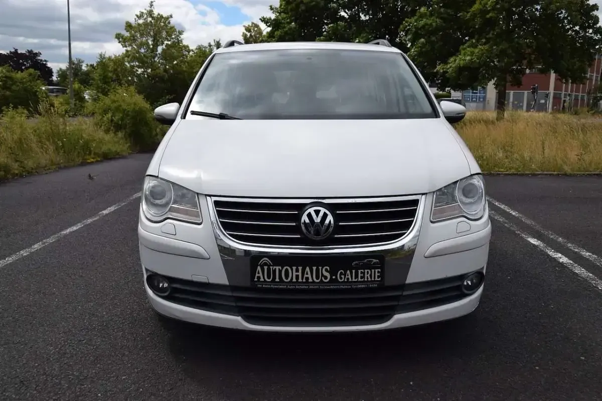 Gebraucht VW Touran S 105 PS (77 kW) 2010 Weiß Van / Kleinbus