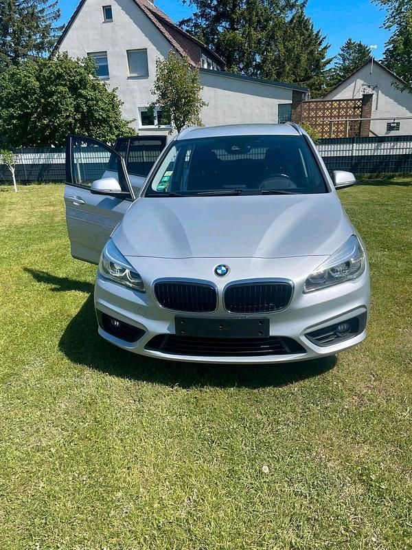 Grau Gebraucht 2016 BMW 220 Gran Tourer Van / Kleinbus | 9.700 € - Bild 1/4