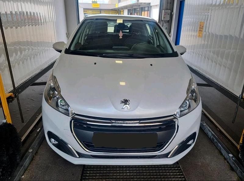 Weiß Gebraucht 2017 Peugeot 208 Kleinwagen | 3.950 € (Guter Preis) - Bild 1/4
