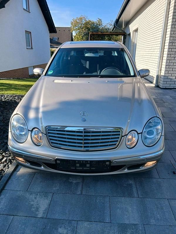Gelb Gebraucht 2003 Mercedes E240 Limousine | 4.500 € (Guter Preis) - Bild 1/4