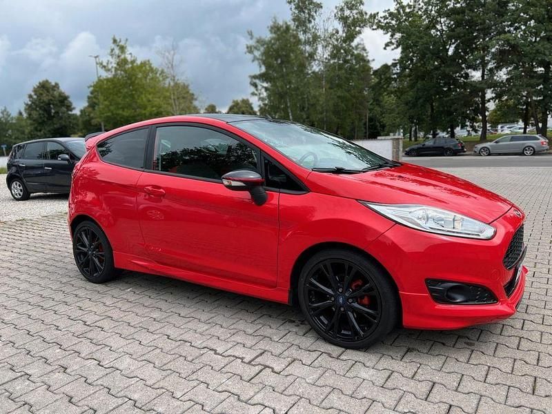 Rot Gebraucht 2015 Ford Fiesta ST-Line Kleinwagen | 4.950 € (Guter Preis) - Bild 1/4