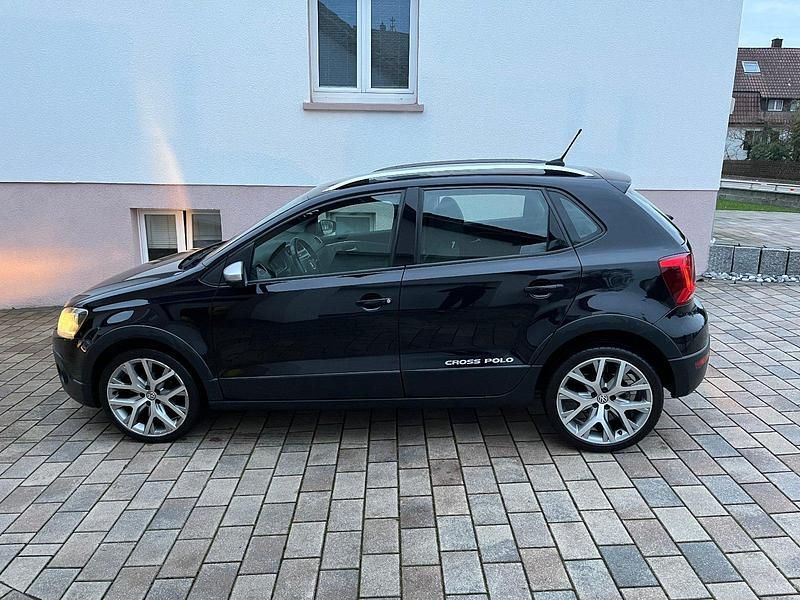 Schwarz Gebraucht 2016 VW Polo Cross Kleinwagen | 8.900 € (Teuer) - Bild 1/4