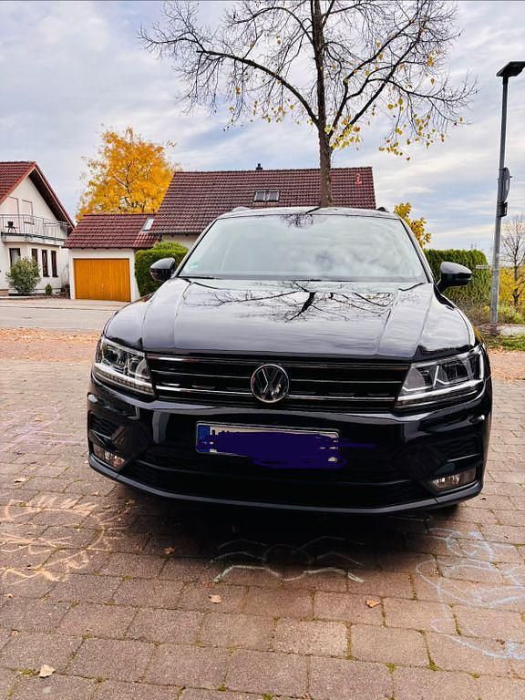Schwarz Gebraucht 2018 VW Tiguan Trendline SUV | 19.800 € (Teuer) - Bild 1/4