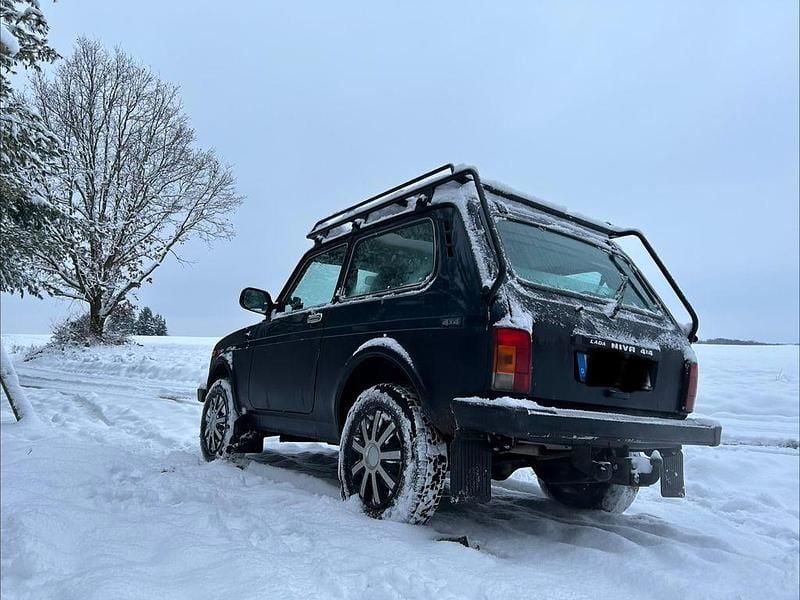 Gebraucht Lada niva 83 PS (61 kW) 2012 Schwarz SUV