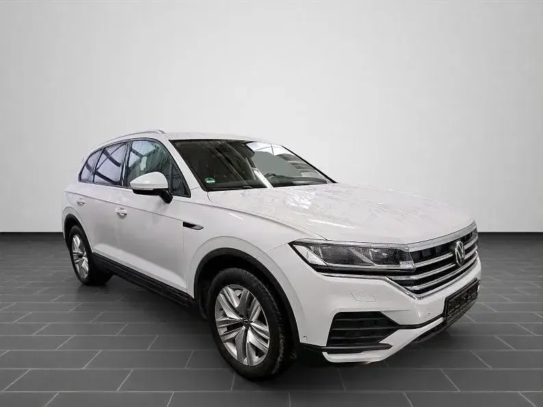 Second-hand VW Touareg Basis 231 CP (169 kW) 2023 Alb SUV