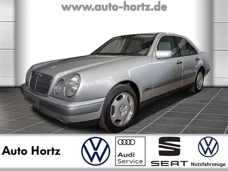 Silber Gebraucht 1996 Mercedes E230 Classic Limousine | 7.990 € - Bild 1/4