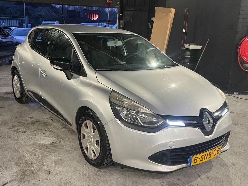 Grau Gebraucht 2013 Renault Clio IV Limousine | 4.150 € (Fairer Preis) - Bild 1/4