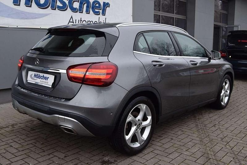 Gebraucht Mercedes GLA180 122 PS (89 kW) 2017 Mountaingrau SUV