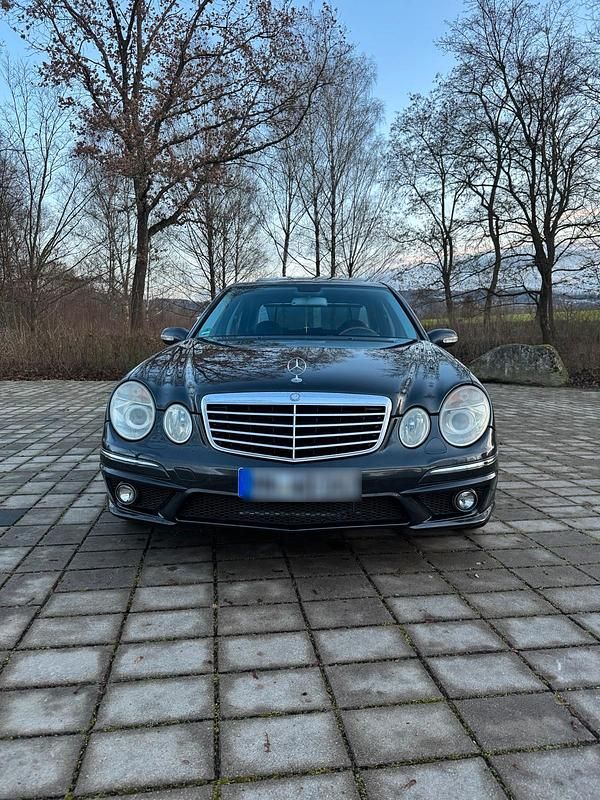 Grau Gebraucht 2002 Mercedes E500 Limousine | 7.999 € (Fairer Preis) - Bild 1/4