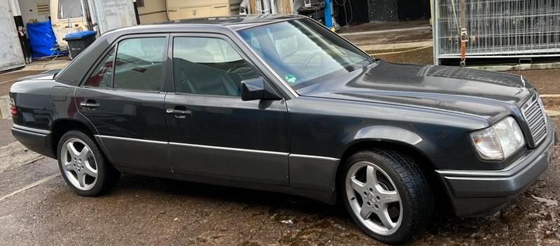 Schwarz Gebraucht 1990 Mercedes E420 Limousine | 23.500 € - Bild 1/4